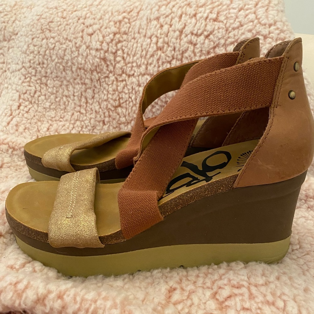 These are super cute wedges. Brown and gold